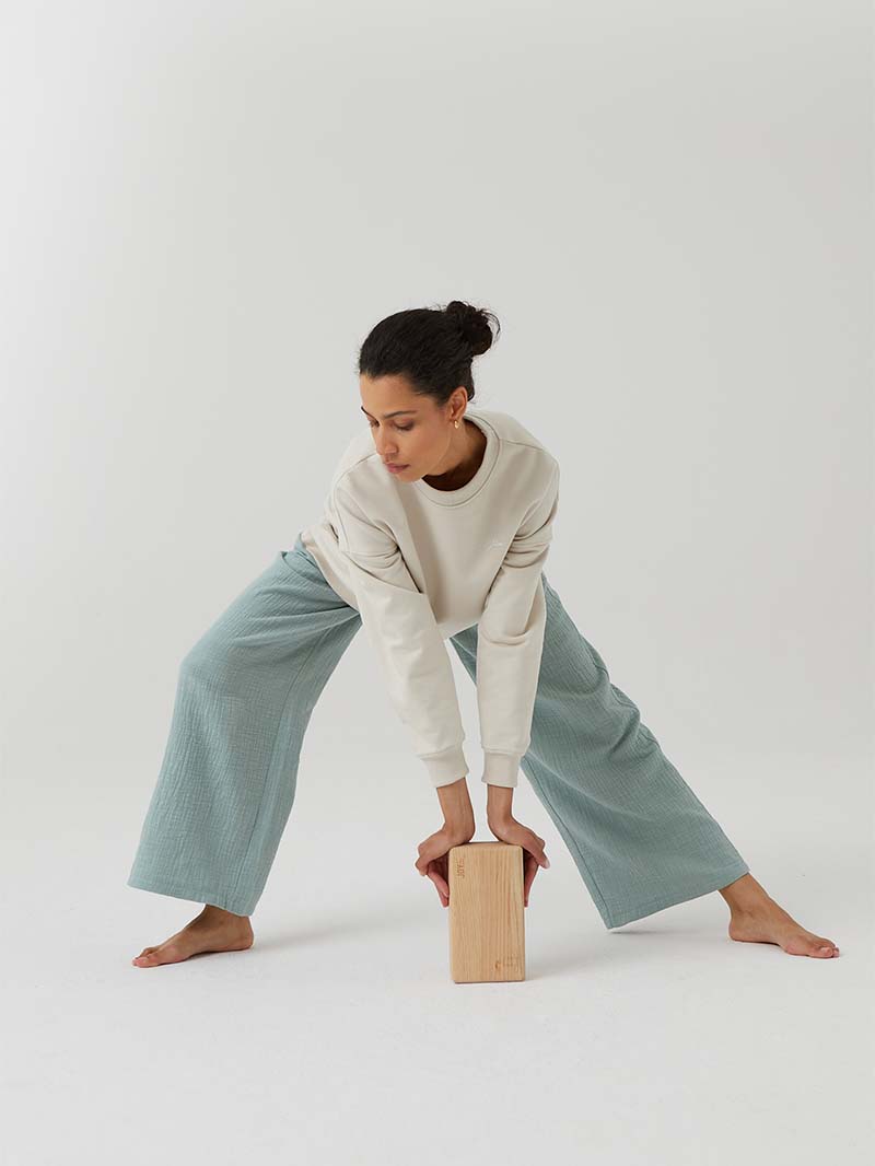 dębowa kostka do jogi Grow Expand - postawiona na krótszym boku