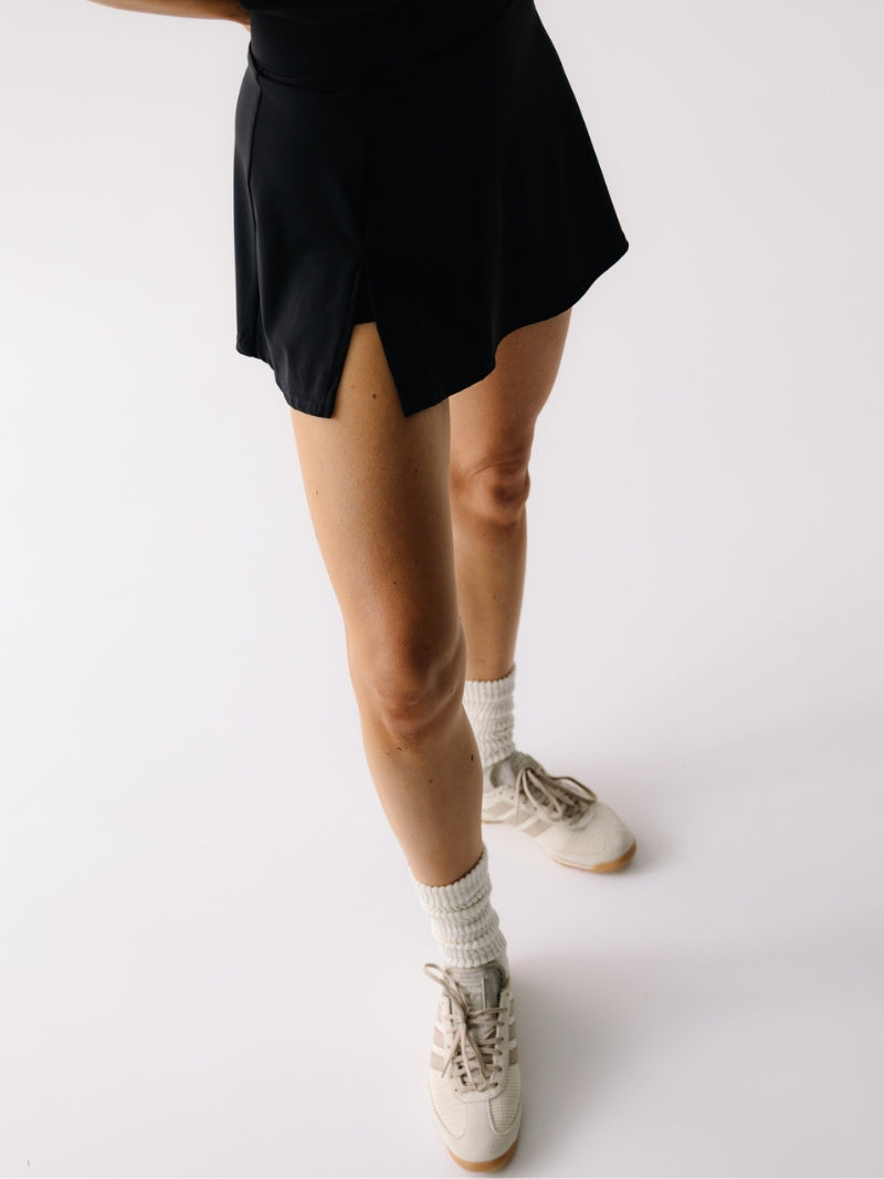 Dopasowana spódniczka do tenisa w kolorze czarnym