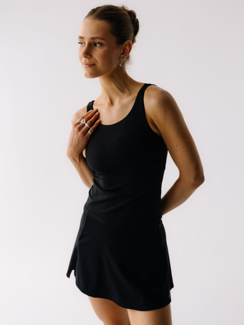 Dopasowana spódniczka do tenisa w kolorze czarnym — z oddychającej tkaniny, ze wbudowanymi spodenkami i elastycznym pasem