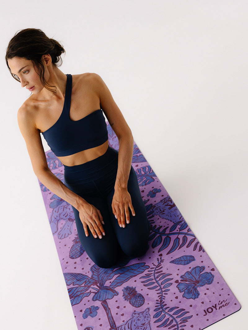 Fioletowa, antypoślizgowa mata do ćwiczeń jogi z kauczuku 3 mm z tropikalnym wzorem