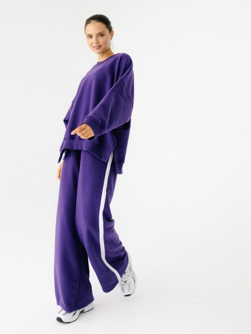 Luźna bawełniana bluza oversize w fioletowym kolorze z serii KIND — mocno wydłużony krój i obniżona linia ramion, uszyta z miękkiej tkaniny