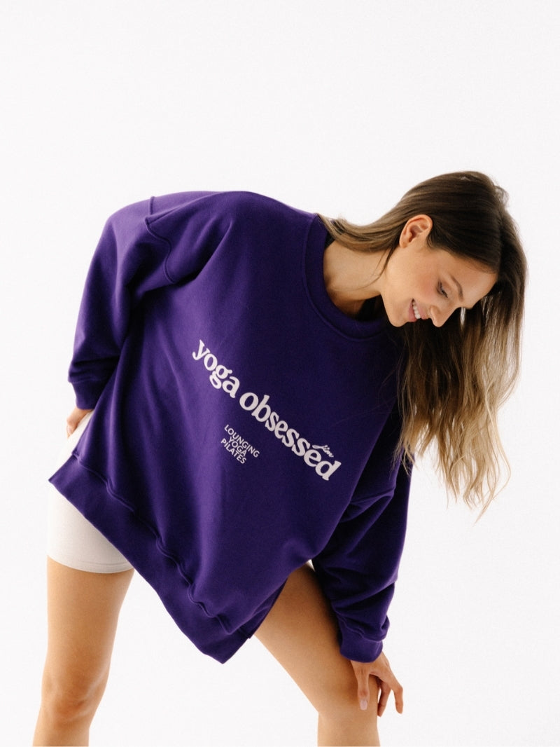 Luźna bawełniana bluza oversize KIND w fioletowym kolorze z nadrukiem yoga obsessed - widok na nadruk z przodu