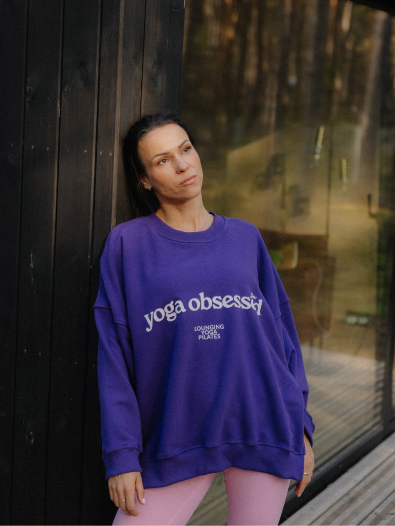 Luźna bawełniana bluza oversize KIND w fioletowym kolorze z nadrukiem yoga obsessed