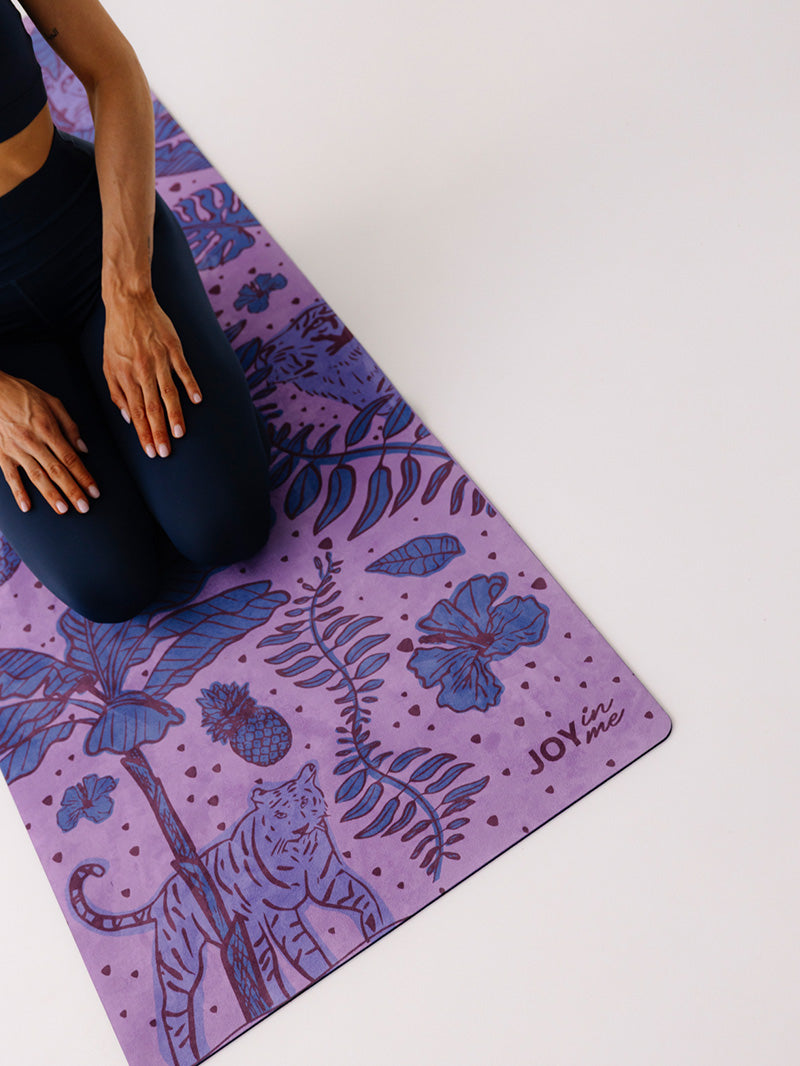 Fioletowa, składana mata do ćwiczeń jogi z kauczuku 1 mm z tropikalnym wzorem
