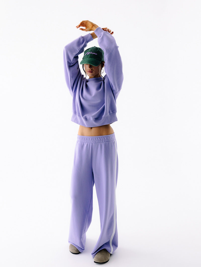 Fioletowe bawełniane spodnie z lampasem - widok na ściągacz w pasie