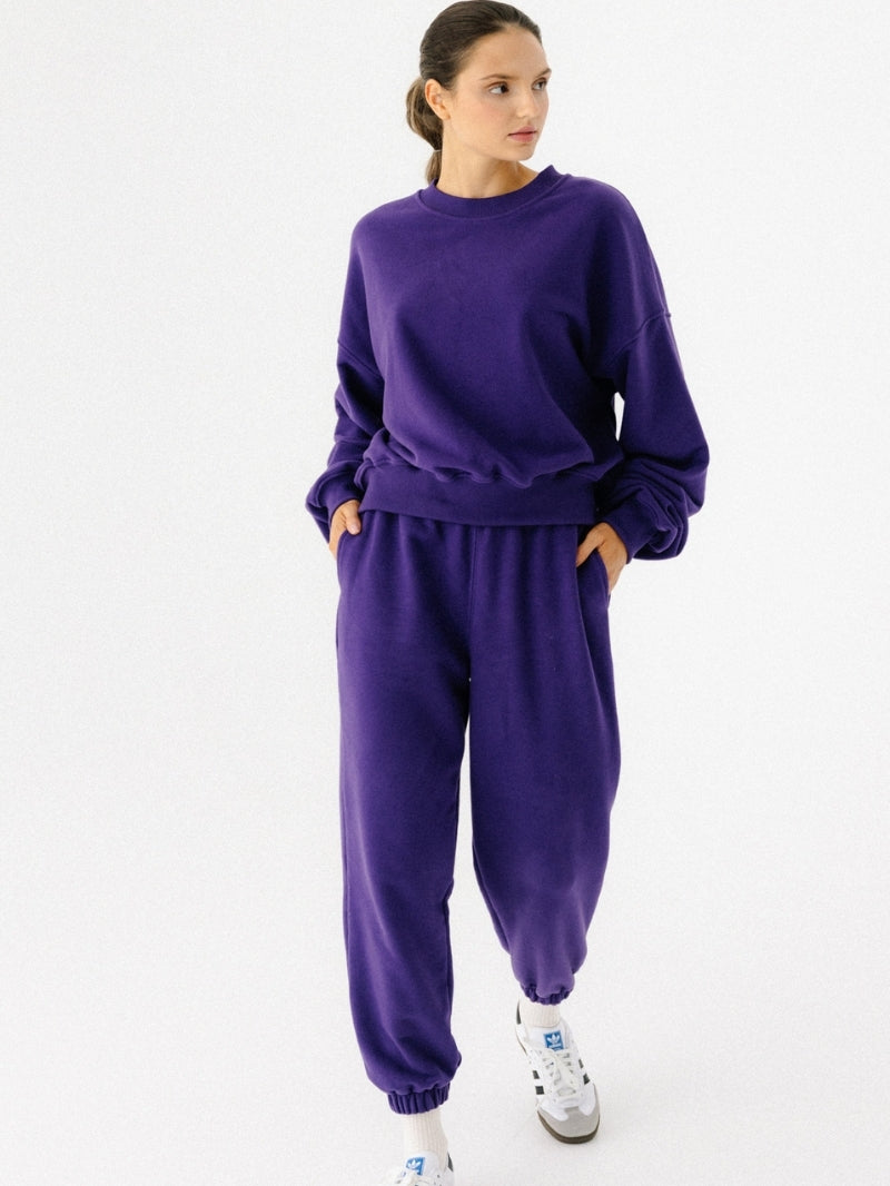 Ciemnofioletowe, luźne bawełniane spodnie dresowe damskie KIND - widok na szerokie nogawki