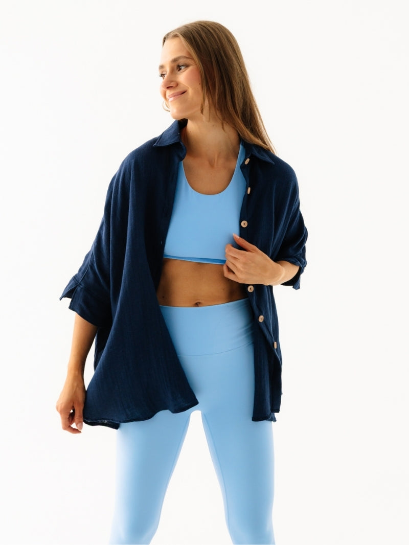 Wakacyjna stylizacja z ciemnogranatową koszulą Cloud Denim jako lekka zakrywająca warstwa - komfort spotyka elegancję