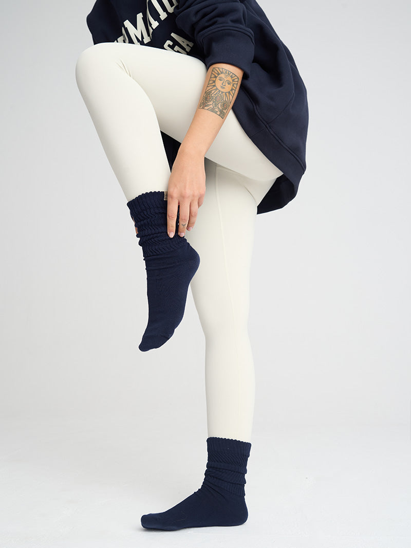 Miękkie, granatowe bawełniane skarpetki damskie Ground Yourself - połączenie z kremowymi legginsami damskimi