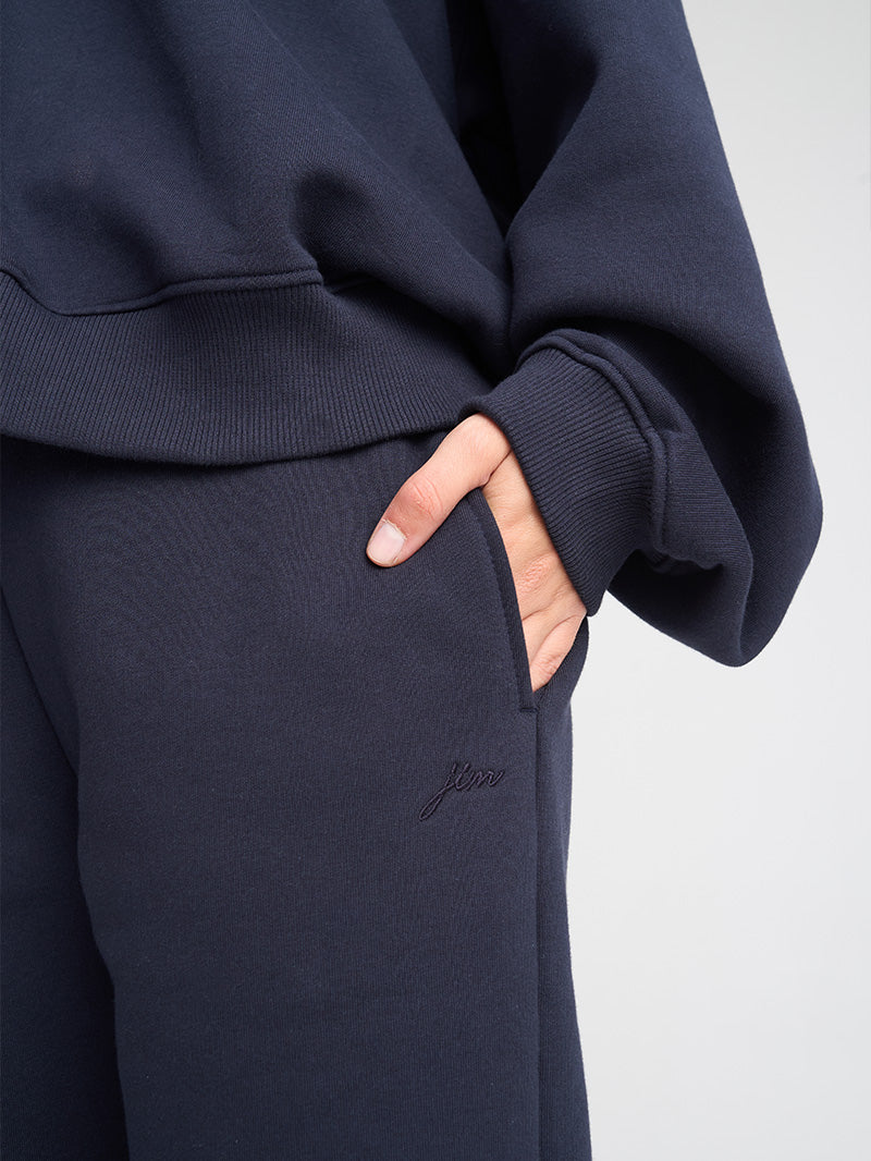 Granatowe, damskie luźne bawełniane spodnie dresowe EVOLVE - widok na kieszenie