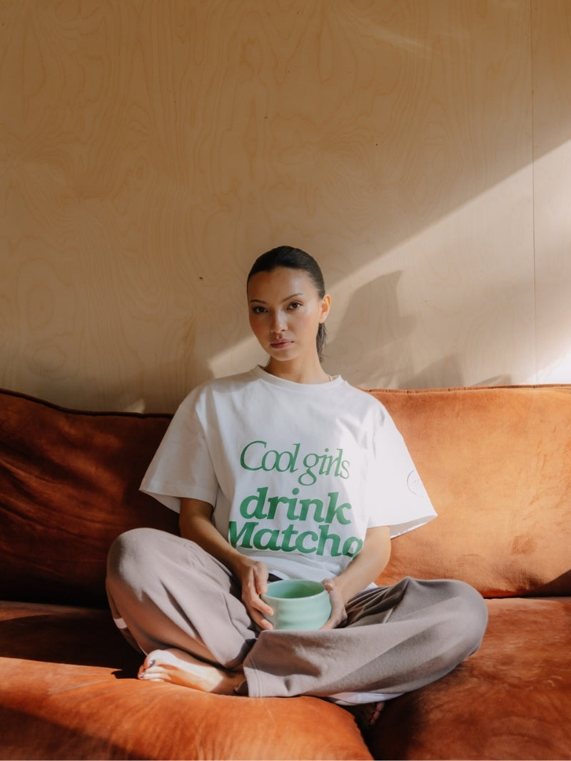 Casualowy damski T-shirt oversize z bawełny w kolorze ecru z nadrukiem Cool Girls Drink Matcha