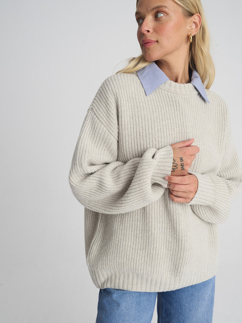 Jasnoszary, damski sweter z wełny merino Warm Heart - widok z przodu