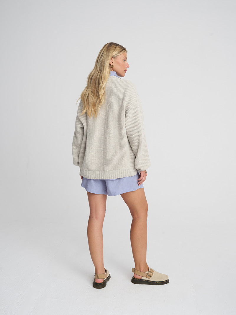 Jasnoszary, damski sweter z wełny merino Warm Heart - widok z tyłu