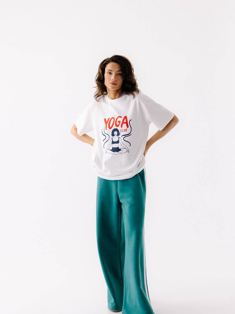 Jasna bawełniana koszulka oversize Yoga Club - widok na nadruk YOGA Club
