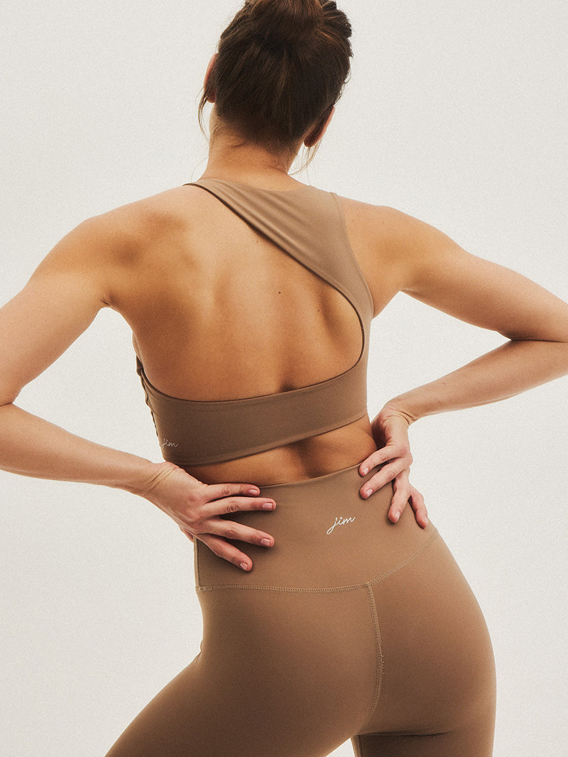 modelka w karmelowym staniku do jogi z wycięciem na plecach Goddess - widok z tyłu