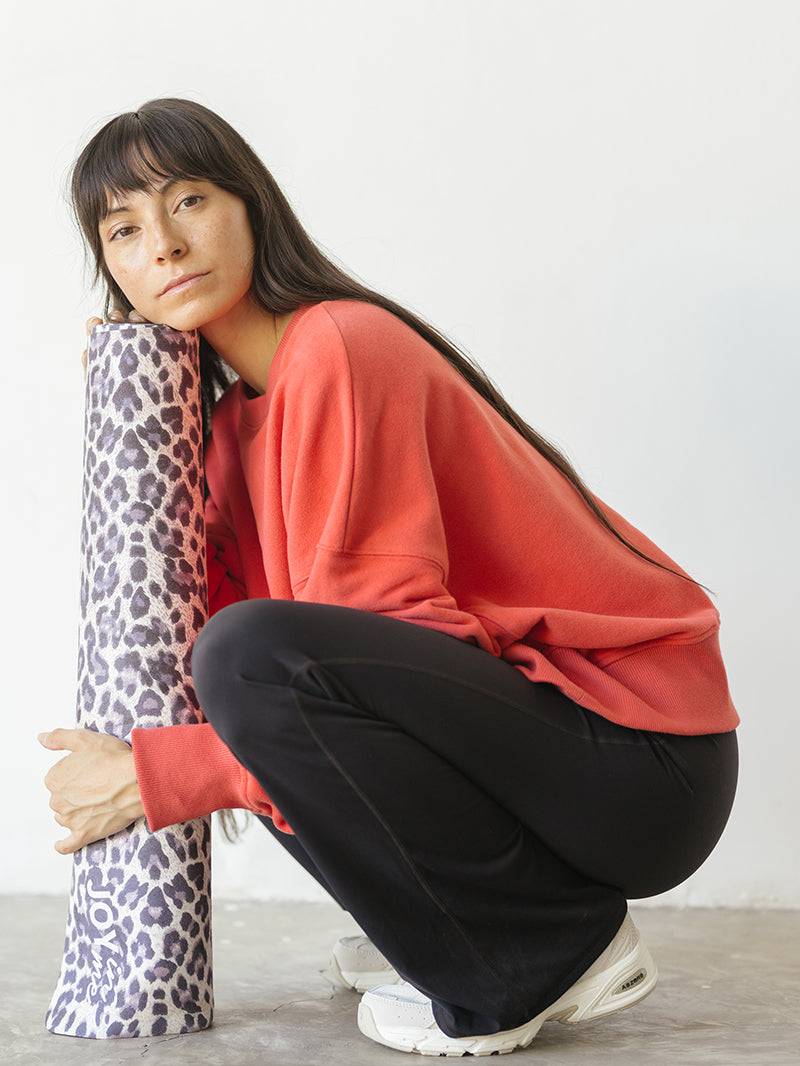 Kauczukowa mata do jogi w panterkę - szerokość maty po zwinięciu