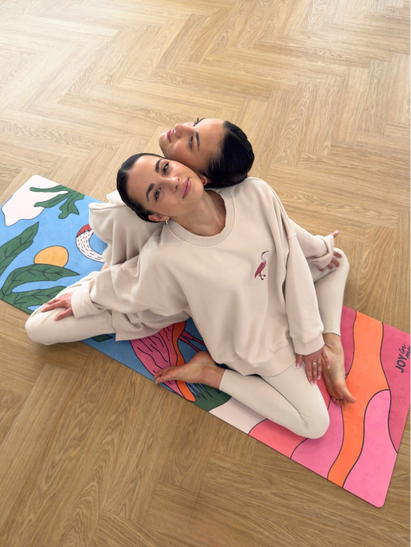 Kolorowa kauczukowa mata do jogi z wzorem czapli - JOYINME x Ewa Konstantynowicz Goss, set z bawełnianymi luźnymi spodniami i bluzą oversize z autorską grafiką wielbłąda