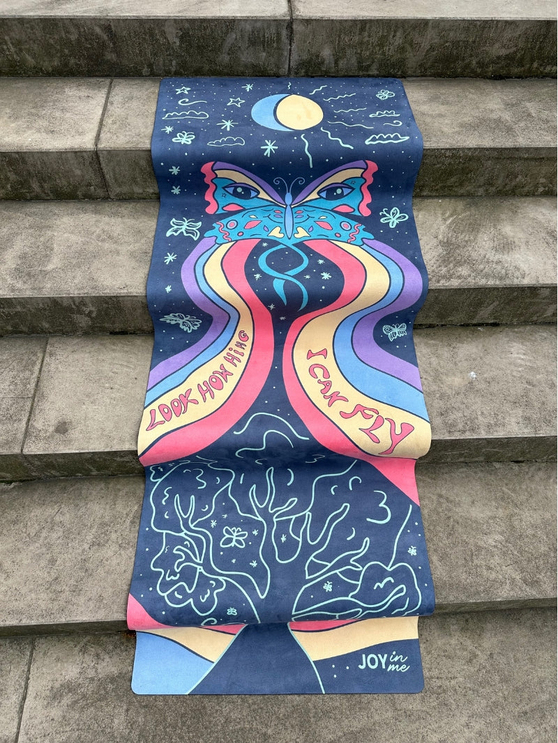 Kolorowa, antypoślizgowa kauczukowa mata do ćwiczeń jogi 3 mm z magicznym wzorem - rozłożona na schodach