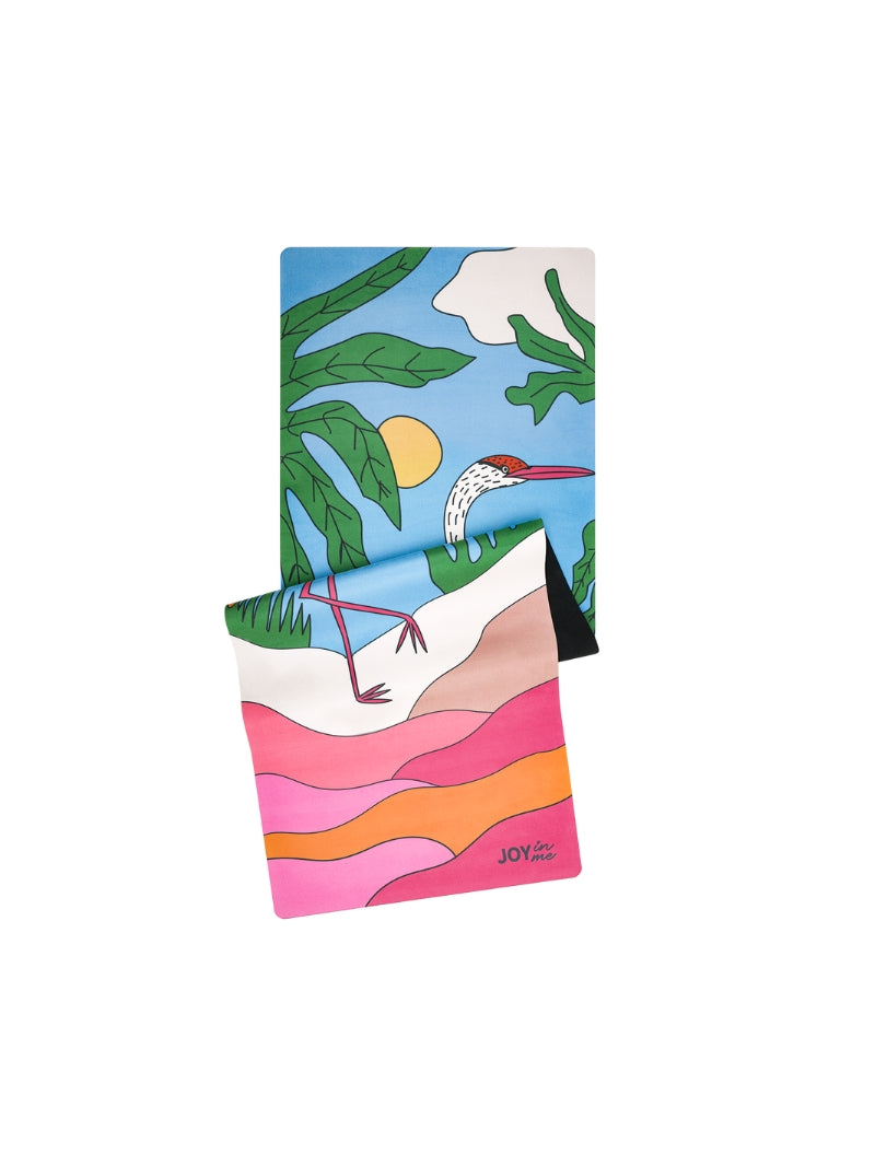 Kolorowa składana mata do ćwiczeń z printem czapli - JOYINME x Ewa Konstantynowicz Goss, widok na print z mikrofibry