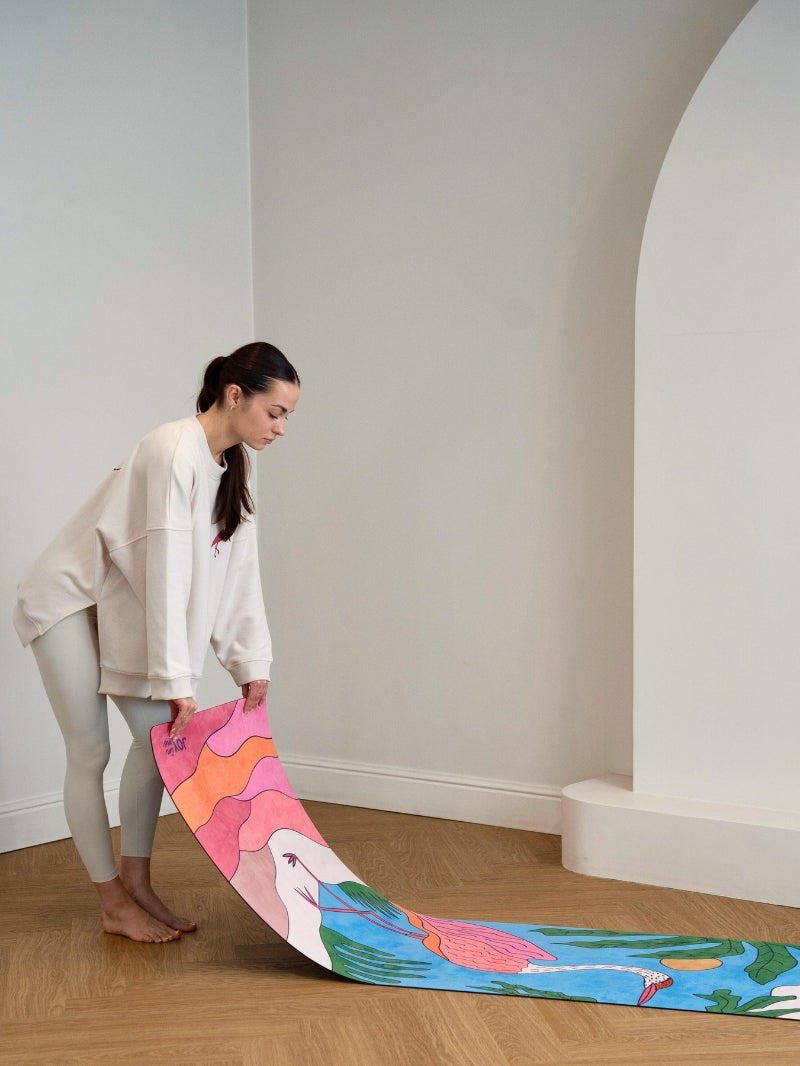 Kolorowa składana mata do ćwiczeń z printem czapli - JOYINME x Ewa Konstantynowicz Goss, set z kremowymi legginsami i bluzą oversize z autorską grafiką czapli
