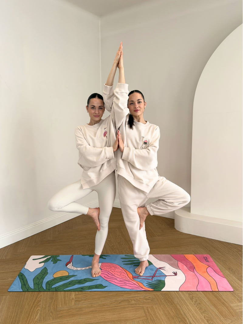 Kolorowa składana mata do ćwiczeń z printem czapli - JOYINME x Ewa Konstantynowicz Goss, set z bawełnianymi luźnymi spodniami i bluzą oversize z autorską grafiką wielbłąda i czapli