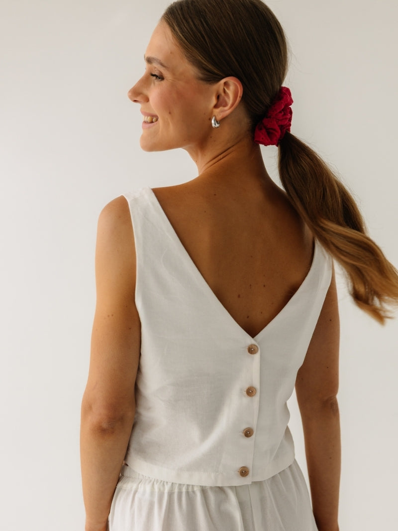 Kremowy lniany top damski z kwadratowym dekoltem - zapięcie na guziczki