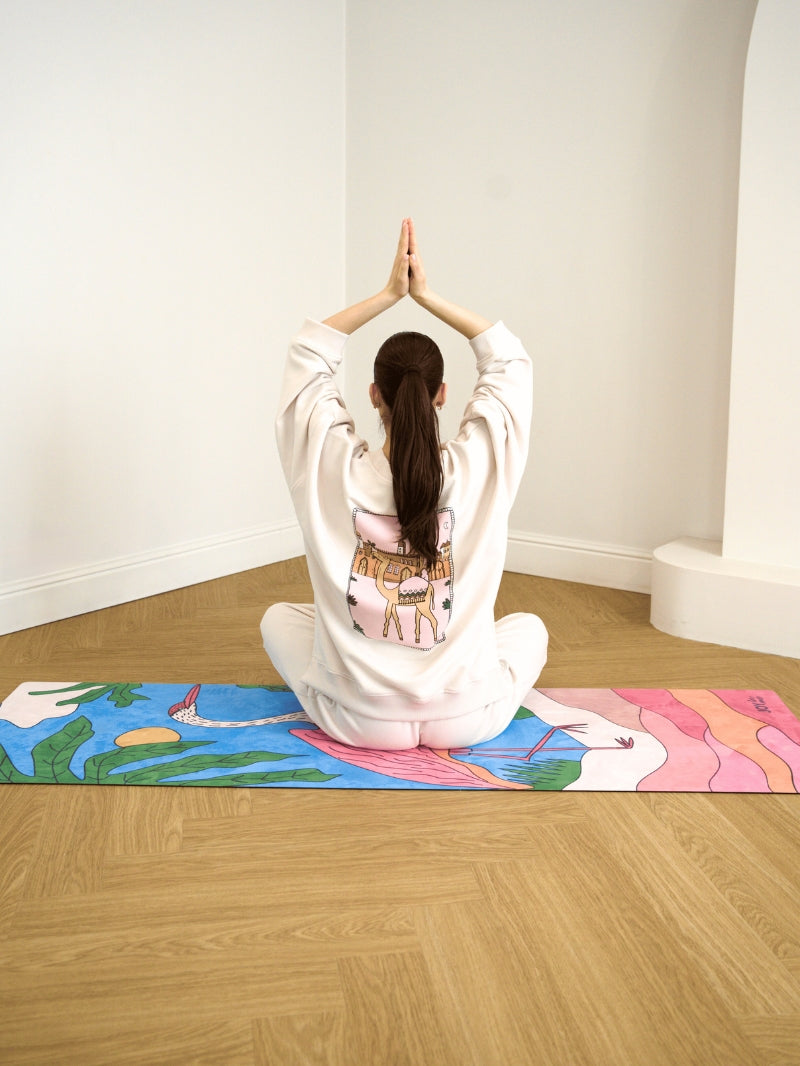 Kremowa luźna bluza bawełniana z grafiką wielbłąda - JOYINME x Ewa Konstantynowicz Goss, widok na długość podczas podnoszenia ramion