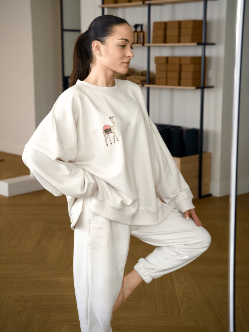 Damska kremowa bluza oversize z grafiką wielbłąda, widok na mały print z przodu