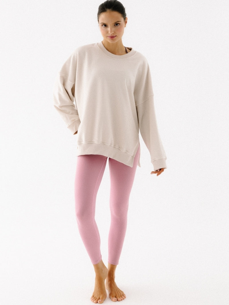 Luźna bawełniana bluza oversize w kremowym kolorze z serii KIND — mocno wydłużony krój i obniżona linia ramion, uszyta z miękkiej tkaniny