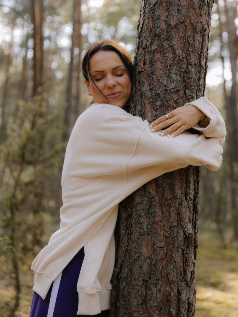 Luźna bawełniana bluza oversize w kremowym kolorze z serii KIND