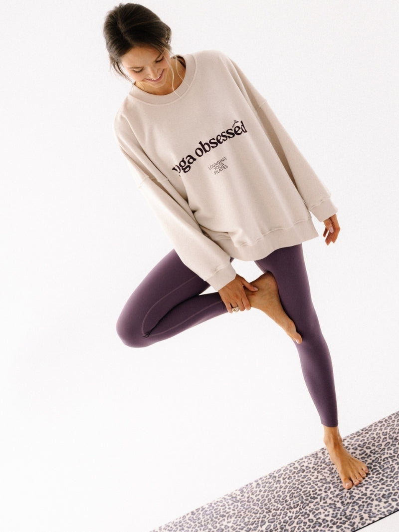 Luźna bawełniana bluza oversize KIND w kremowym kolorze z nadrukiem yoga obsessed - set ze śliwkowymi legginsami damskimi