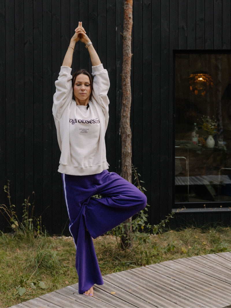 Luźna bawełniana bluza oversize KIND w kremowym kolorze z nadrukiem yoga obsessed