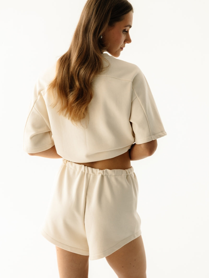 Widok z tyłu - lekkie kremowe szorty Coast z wiązaniem w pasie w kolorze Almond Milk