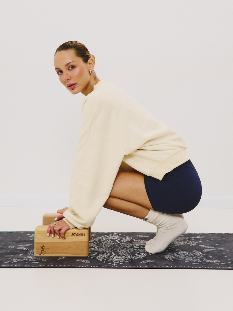 Masełkowa damska bluza oversize o krótszym kroju - set z granatowymi szortami sportowymi