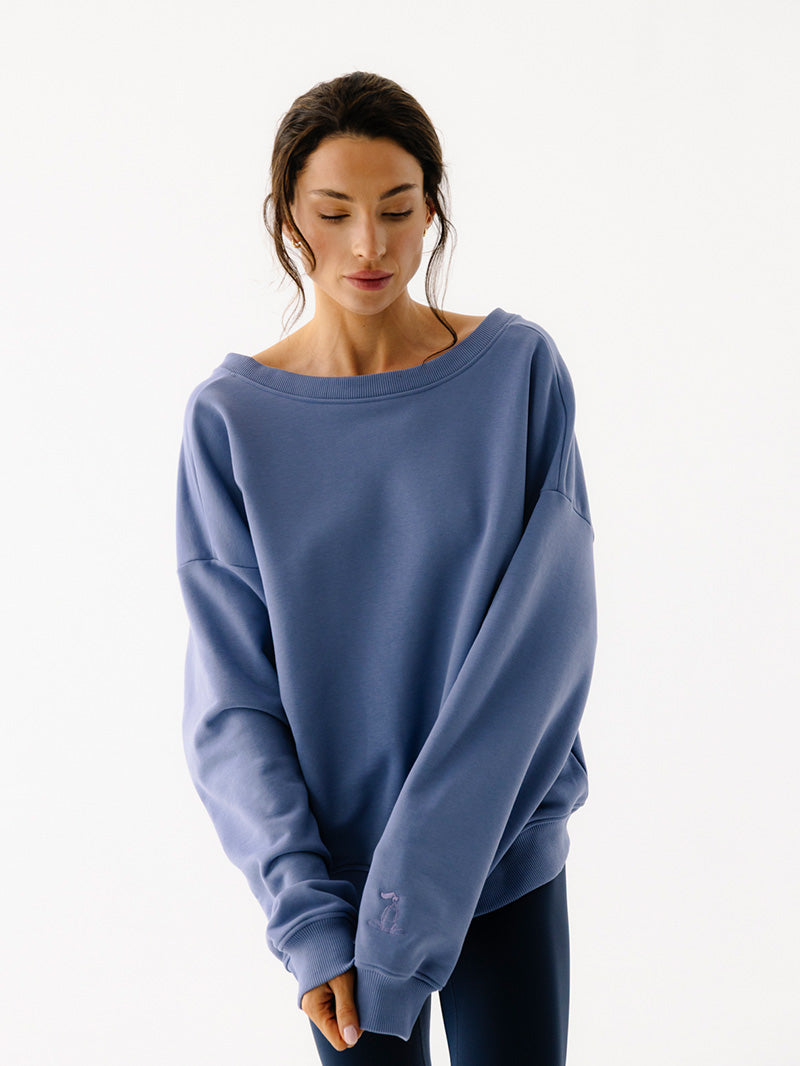 Niebieska oversize bluza z dekoltem na plecach V-Essence - okrągły dekolt z przodu