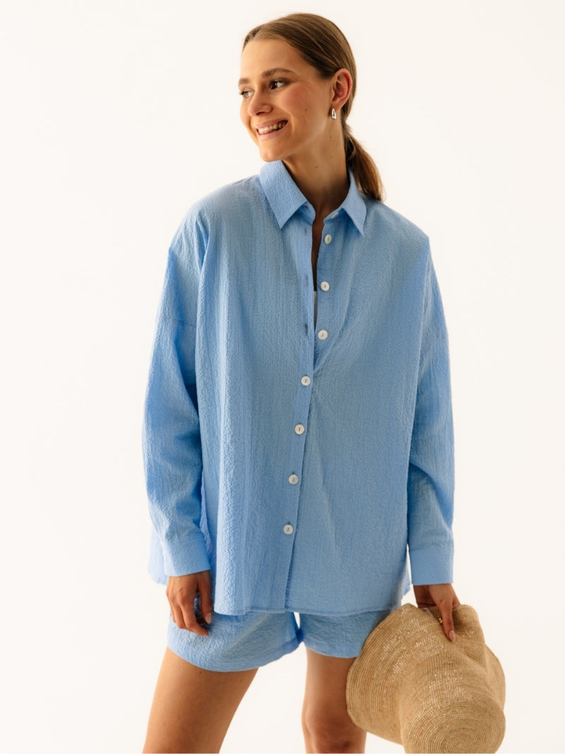 Niebieska luźna koszula damska z bawełny Summer Sky - widok na zapięcie i jasne guziki