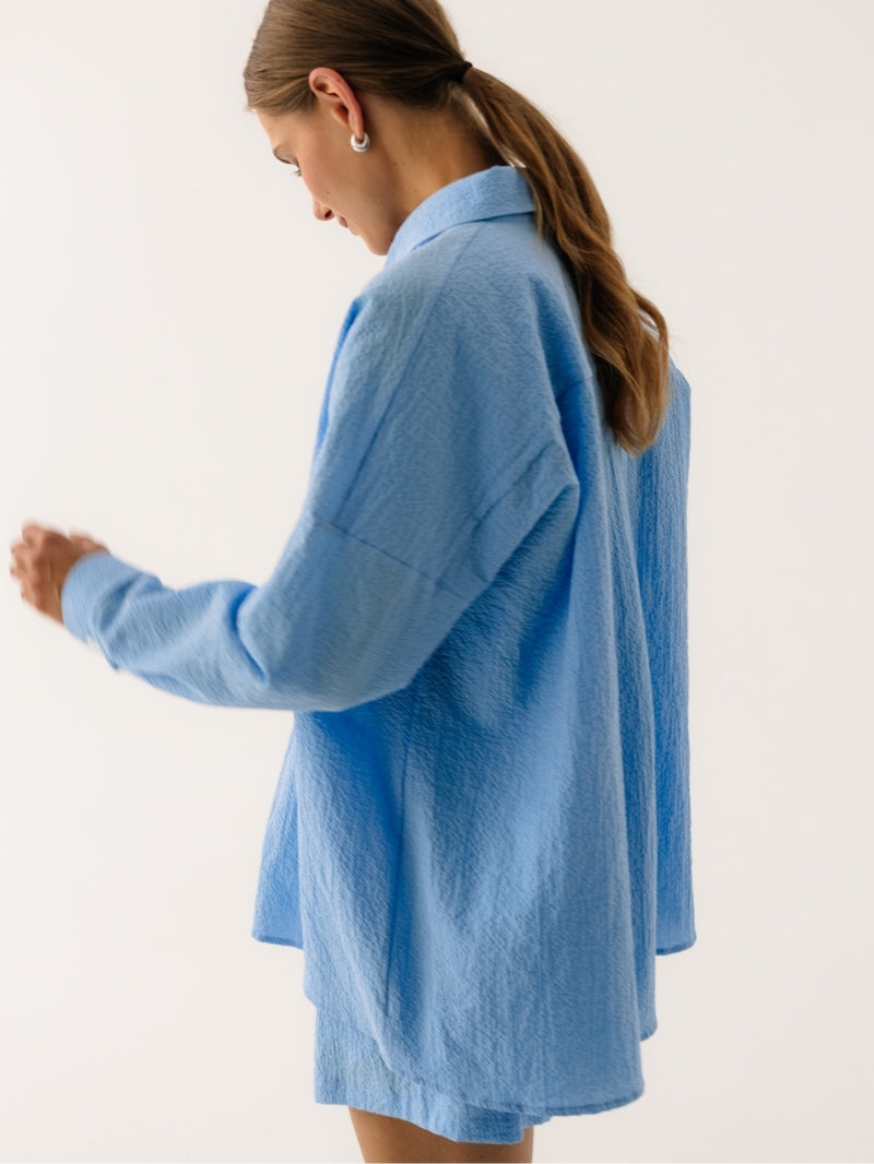 Niebieska luźna koszula damska z bawełny Summer Sky - widok na rękawy oversize