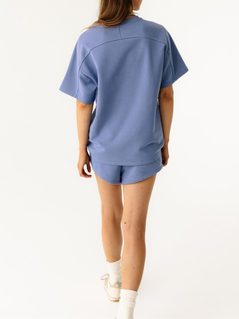 Kompletny casualowy look z niebieskimi szortami i bluzą Coast w kolorze Timeless Blue - wygoda spotyka styl