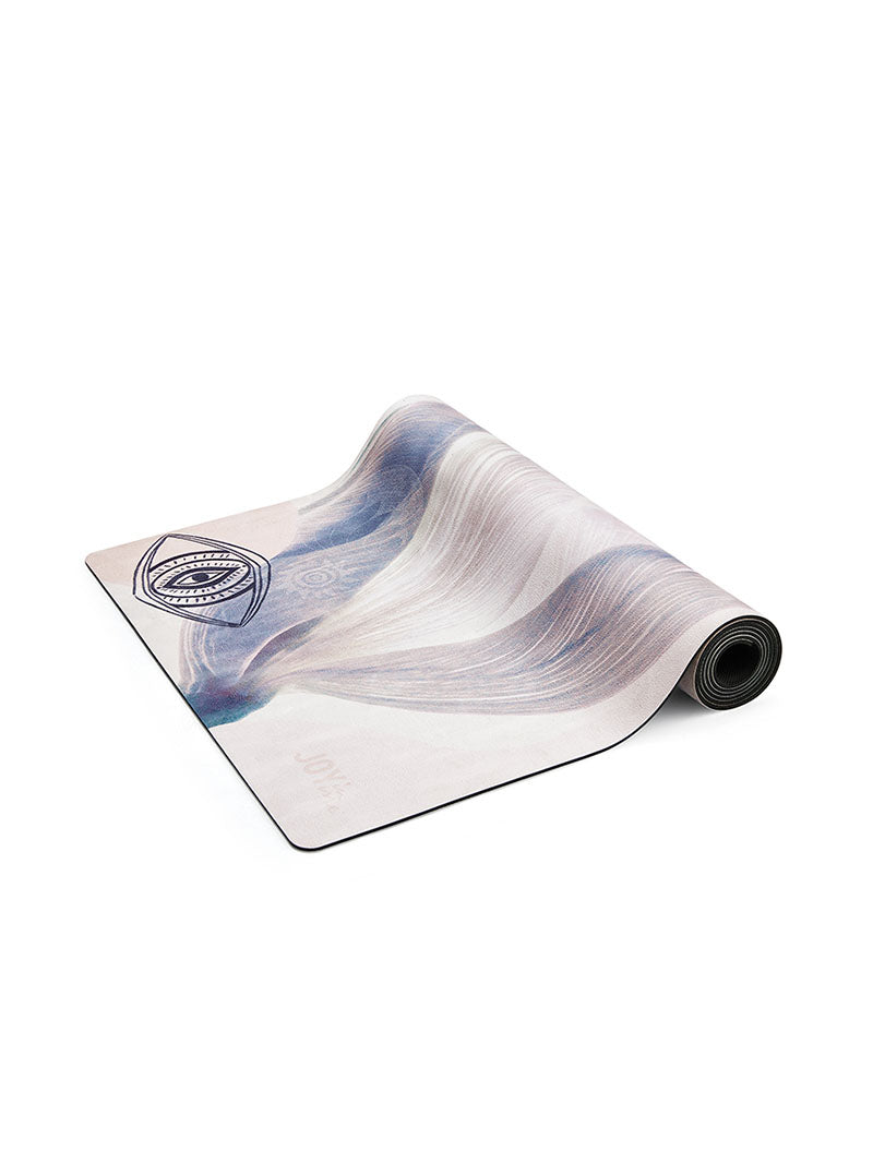 Jasna kauczukowa mata do jogi z mikrofibrą - mata w zwiniętej formie