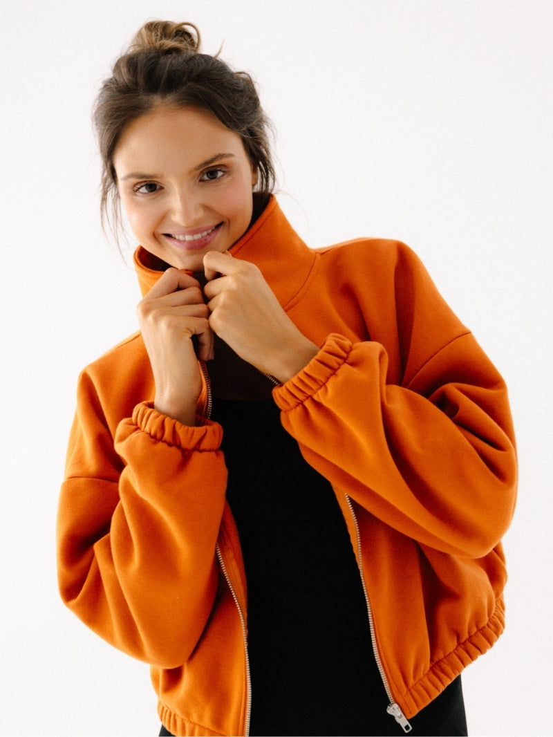 Rozpinana bluza ze stójką w pomarańczowym odcieniu z grafitowym haftem