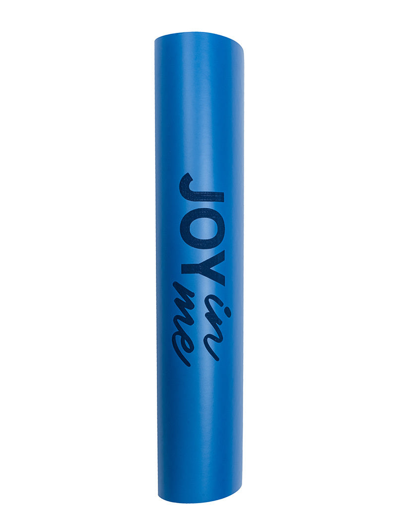 Niebieska profesjonalna mata do jogi 4,5 mm PRO - zwinięta forma z widocznym logo JOYINME