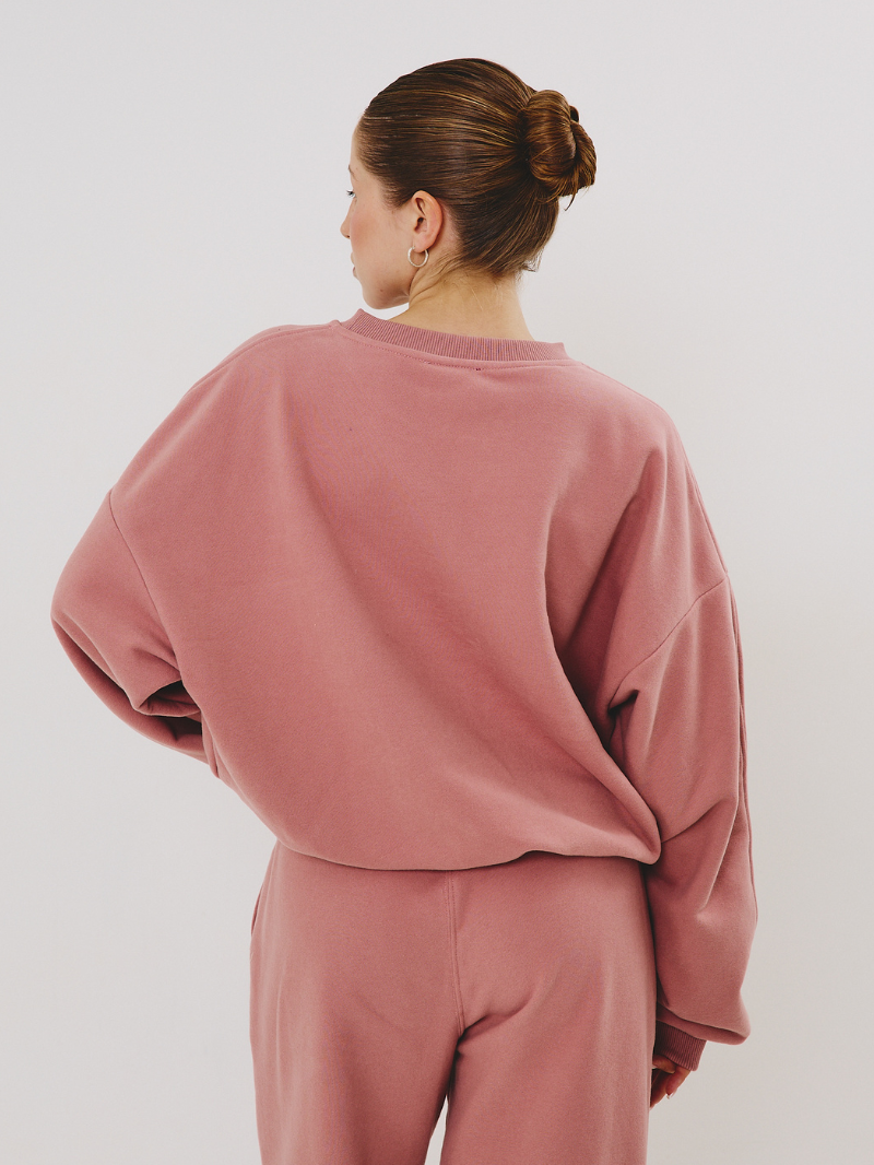 Różowa bluza oversize z napisem - widok na czyste plecy