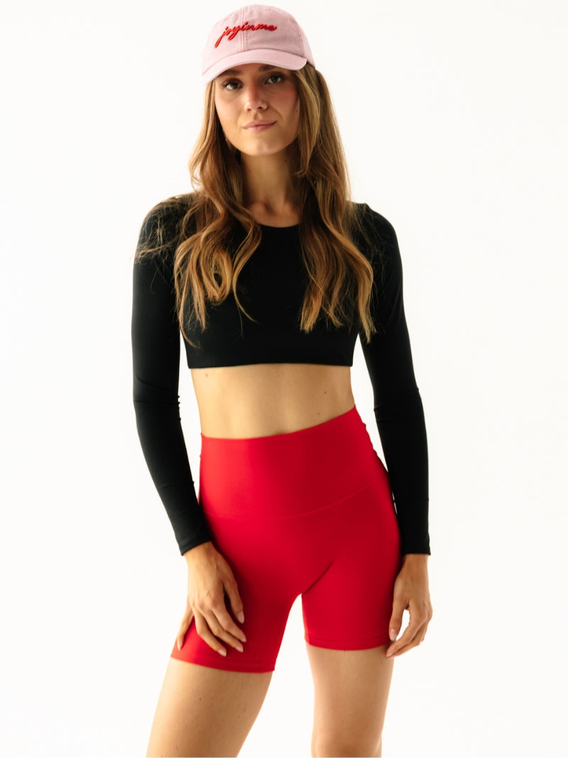 Różowa damska czapka z daszkiem Radiance - outfit z czarnym drop topem i czerwonymi szortami