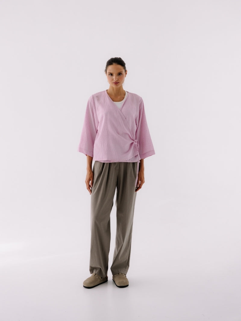 Wiązana bluzka o kopertowym kroju z szerokimi rękawami w różowym odcieniu w kolekcji Hizen od JOYINME – uszyta z miękkiej bawełny, krój relaxed fit, w secie z szerokimi spodniami z zaszewkami Nami