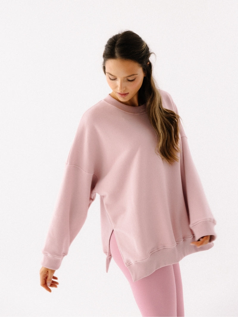 Luźna bawełniana bluza oversize w różowym kolorze z serii KIND — mocno wydłużony krój i obniżona linia ramion, uszyta z miękkiej tkaniny