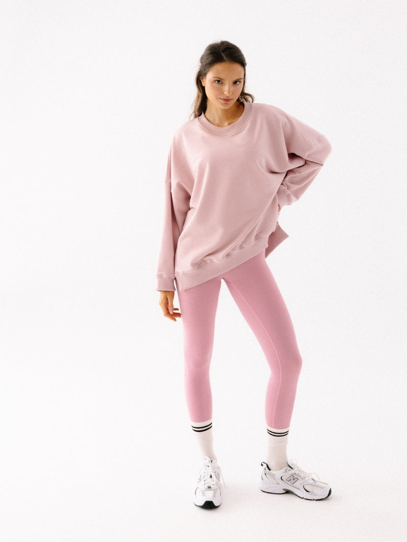 Luźna bawełniana bluza oversize w różowym kolorze z serii KIND w zestawie z różowymi legginsami sportowymi