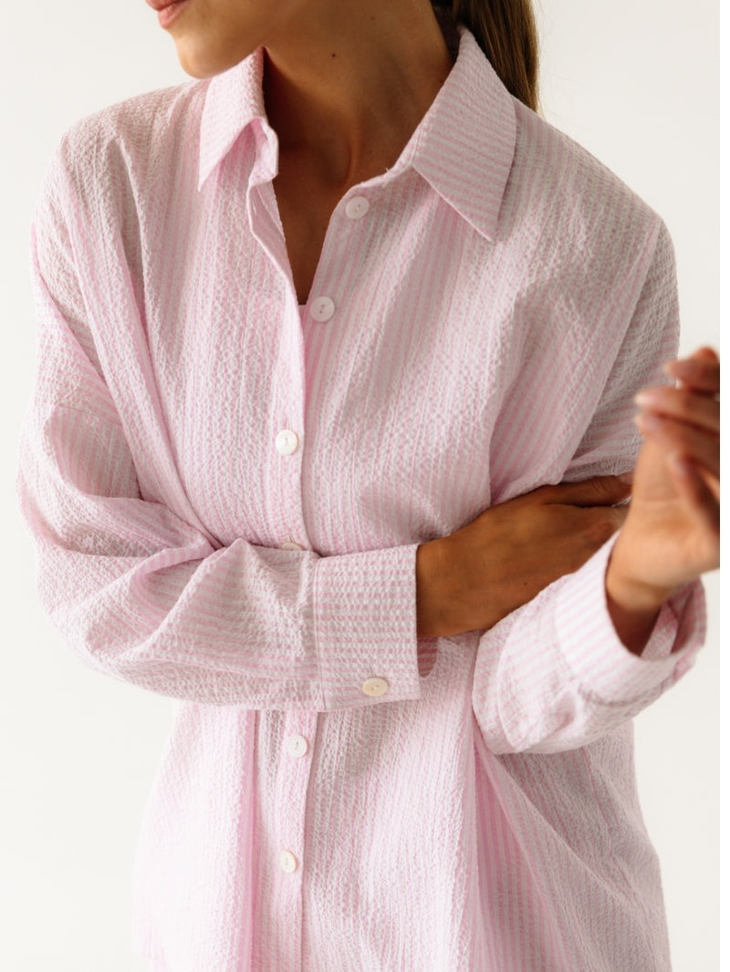 Różowa koszula Summer Sky Rosemilk z delikatną fakturą jako idealna warstwa na strój kąpielowy - letnia uniwersalność w pięknym kolorze