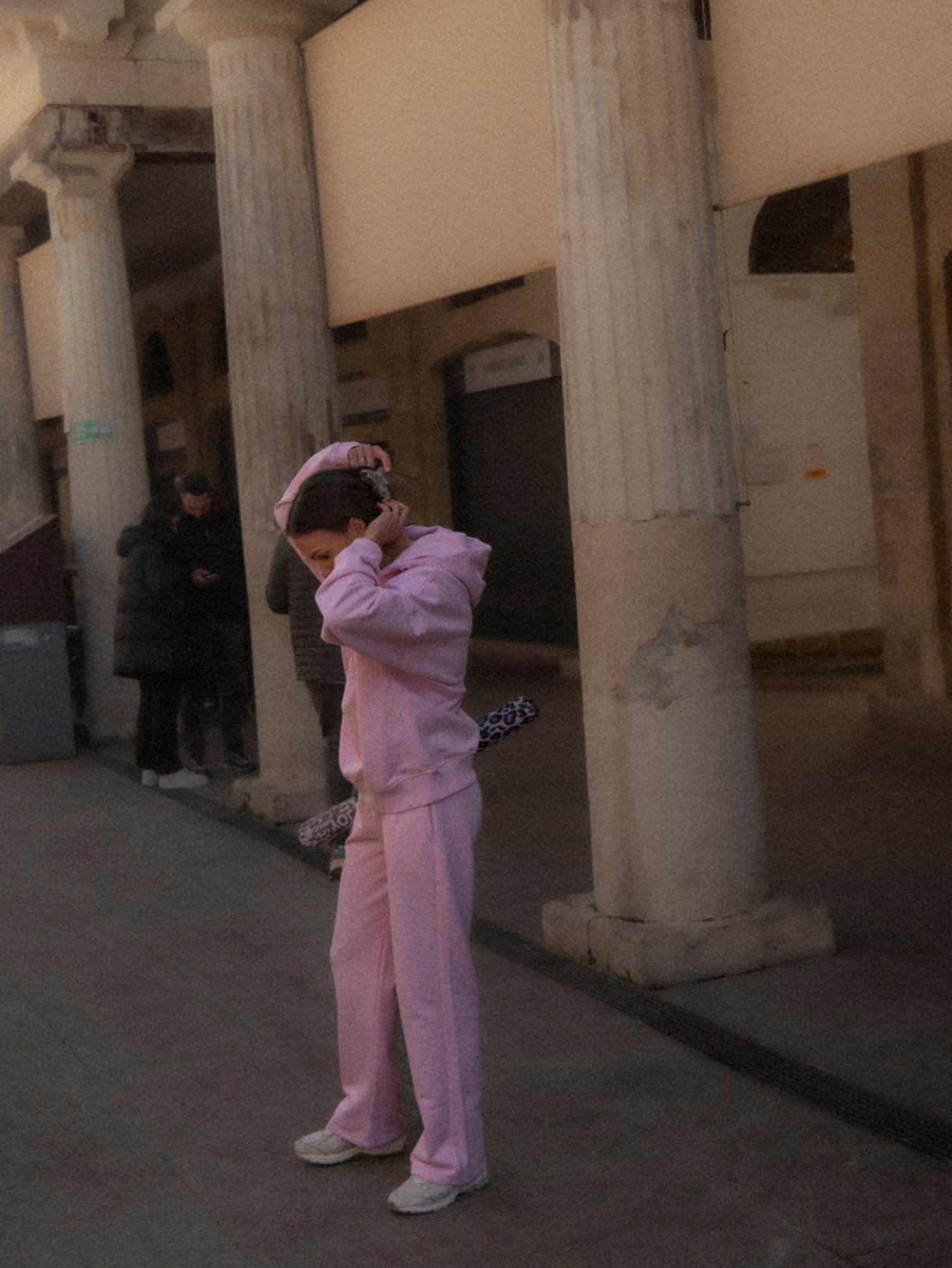 Różowe bawełniane spodnie dresowe Evolve - casualowy outfit z różowymi dresami i matą do jogi