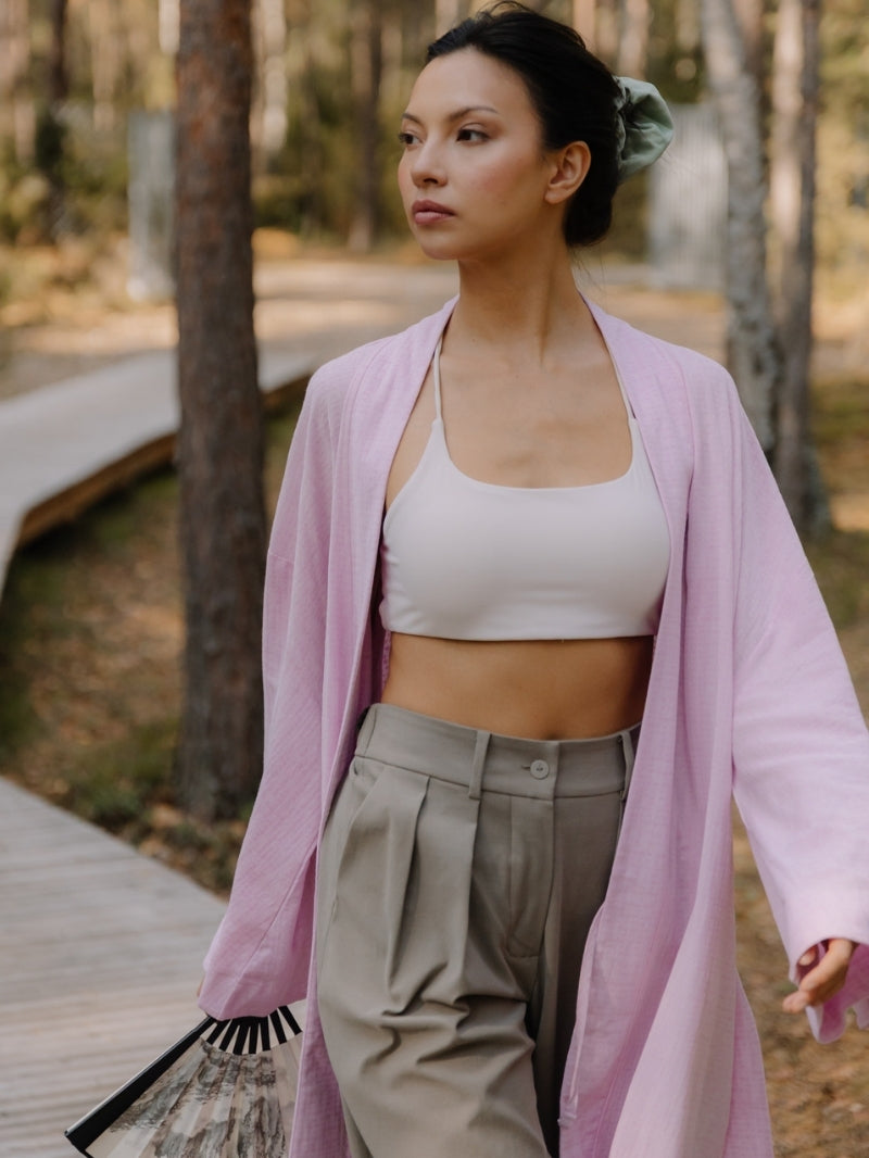 Minimalistyczne, luźne kimono damskie w różowym kolorze w kolekcji Hizen - set z kremowym crop topem i luźnymi spodniami z zaszewkami Nami