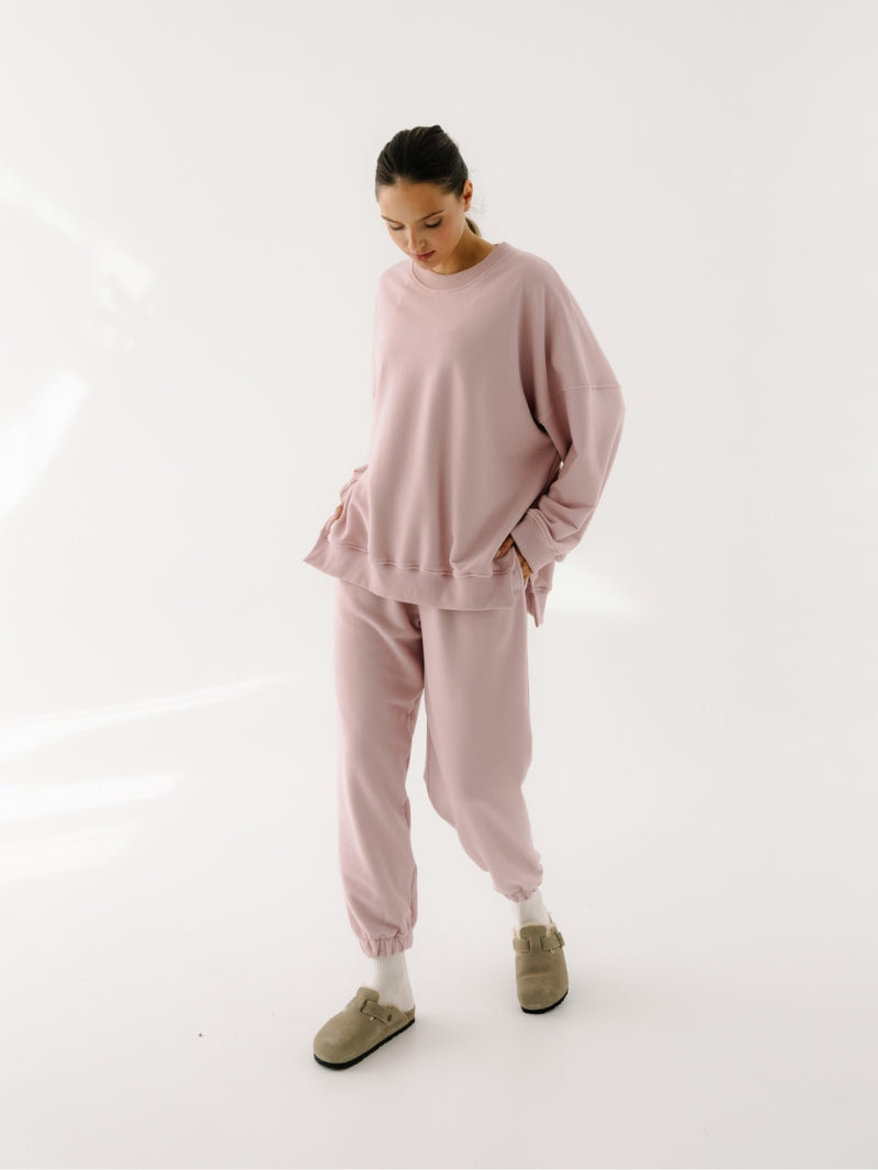 Różowe, luźne bawełniane spodnie dresowe damskie KIND - outfit z luźną bluzą w tym samym odcieniu