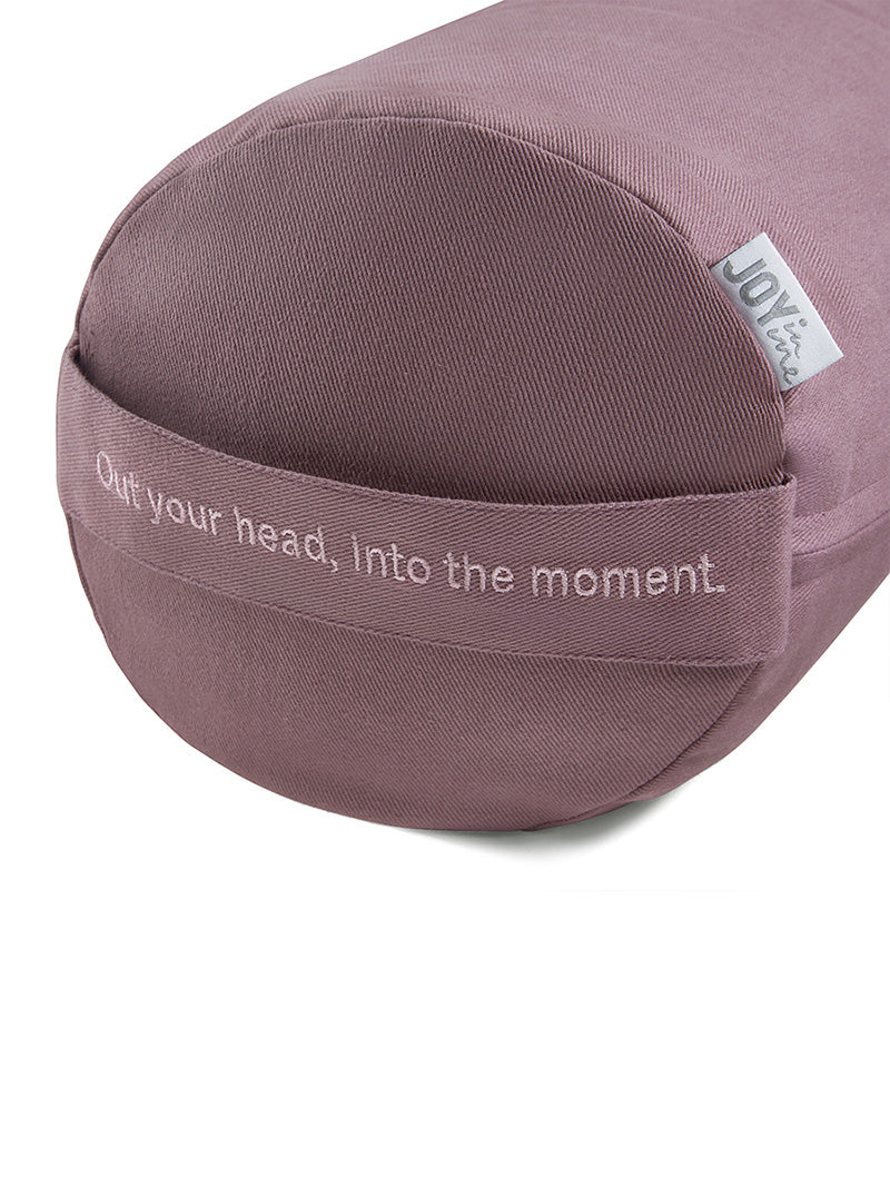 różowy bolster wałek do jogi z gryką Into The Moment - widok na haft na rączce